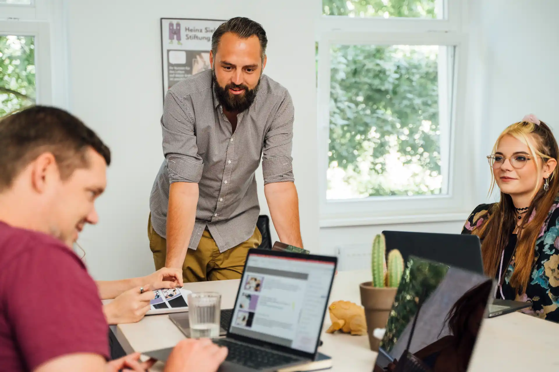 famefact-Team bei der gemeinsamen Planung einer GEO-Strategie